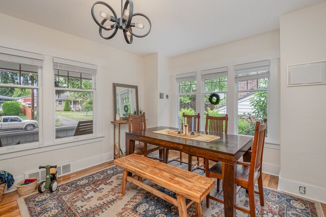 Building Photo - Charming 2 Bed, 1 Bath Home with Bonus Off...
