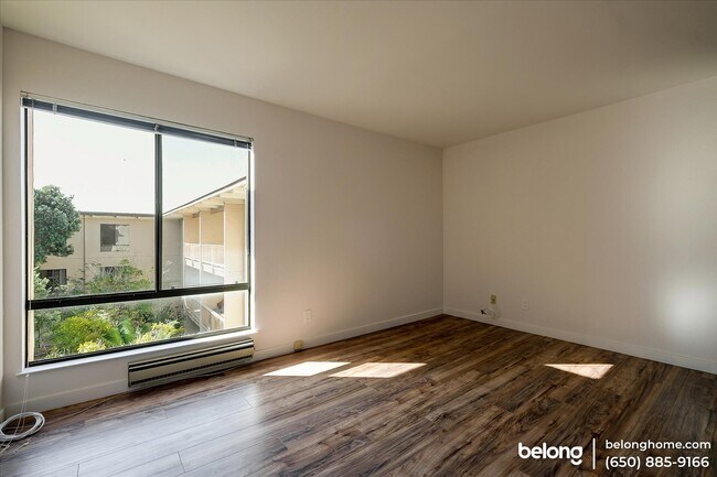 Building Photo - 7 Commodore Dr