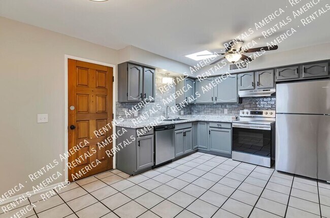 Building Photo - 944 N Catalina Ave