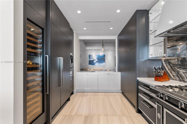 Building Photo - 17901 Collins Ave