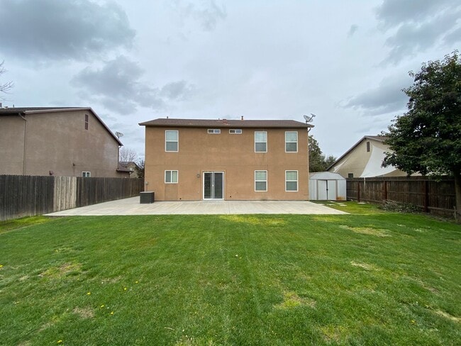 Building Photo - Spacious Two Story Home in SW Visalia comi...