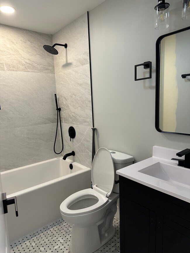 Building Photo - Tomas