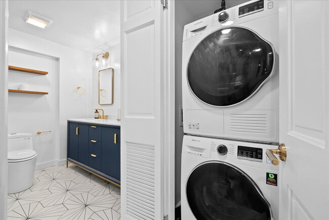 Building Photo - Modern Comfort in Historic Old Town