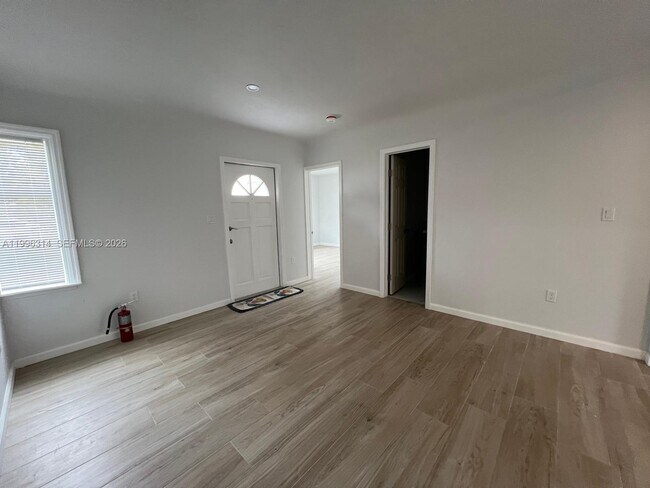 Building Photo - 811 NW 21st Ct