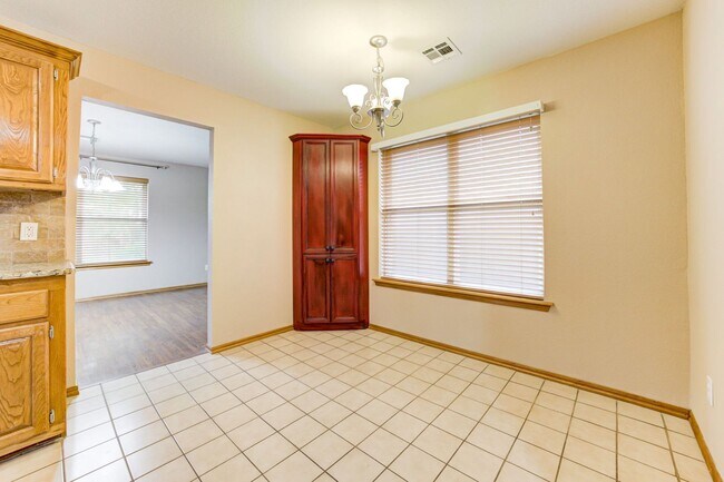 Building Photo - Beautiful 3x2 with Sunroom in Yukon