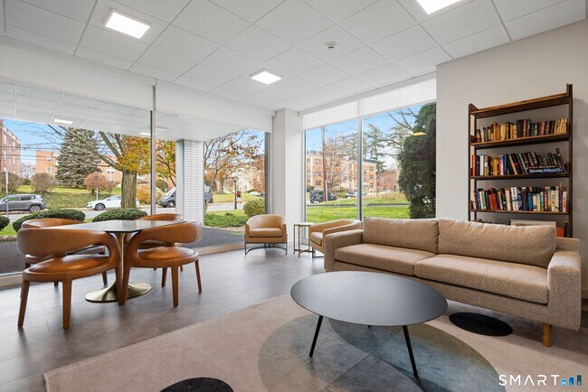 Building Photo - 891 Farmington Ave