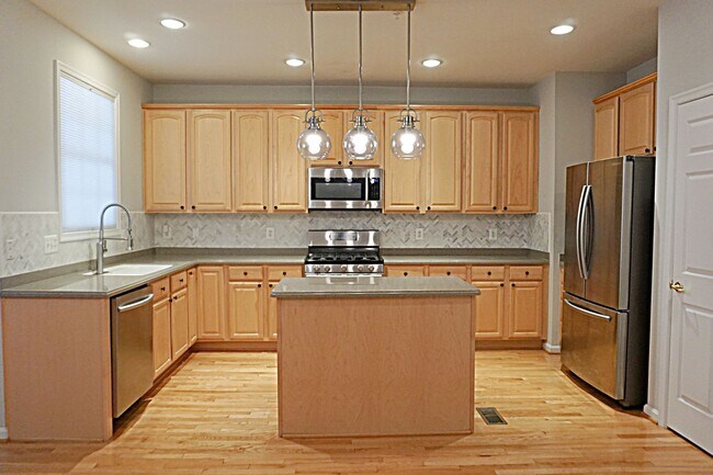 Building Photo - Exquisite Townhouse in Orchard Run Germantown