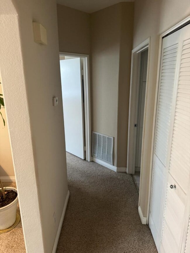 Building Photo - 10766 Sabre Hill Dr