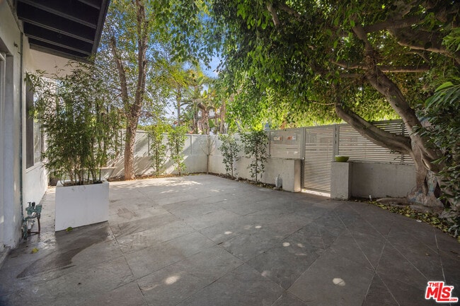 Building Photo - 21 1/2 Wavecrest Ave