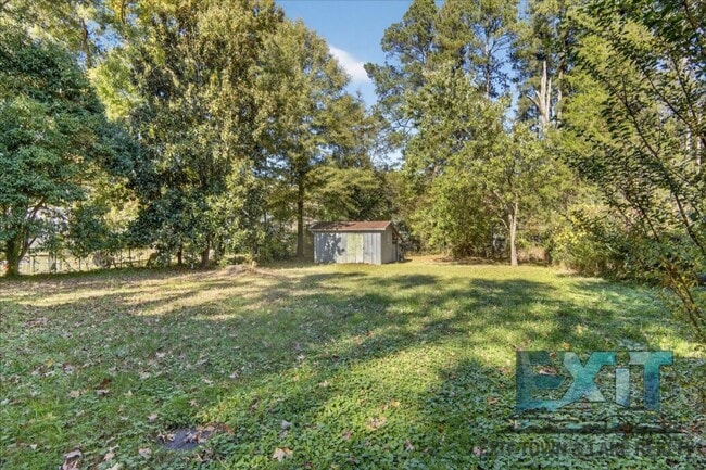 Building Photo - 2 Bedroom & 1 Bathroom Home