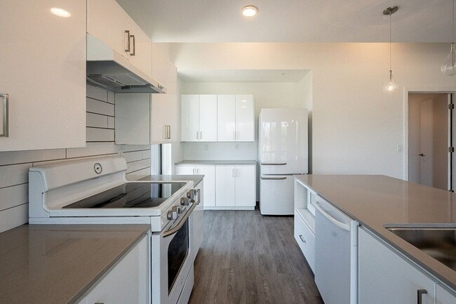Building Photo - Live the Downtown Life! 2 Bedrooms!