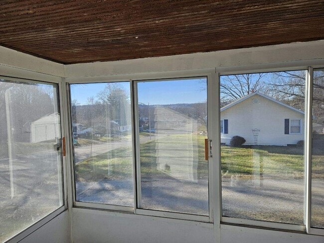 Sunroom - 3029 W Franklin St