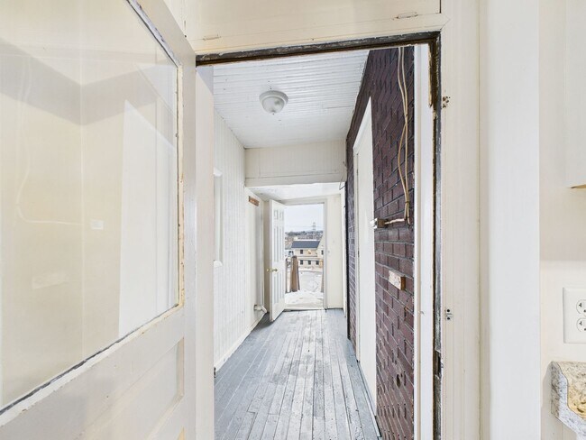 Building Photo - 735 N George St