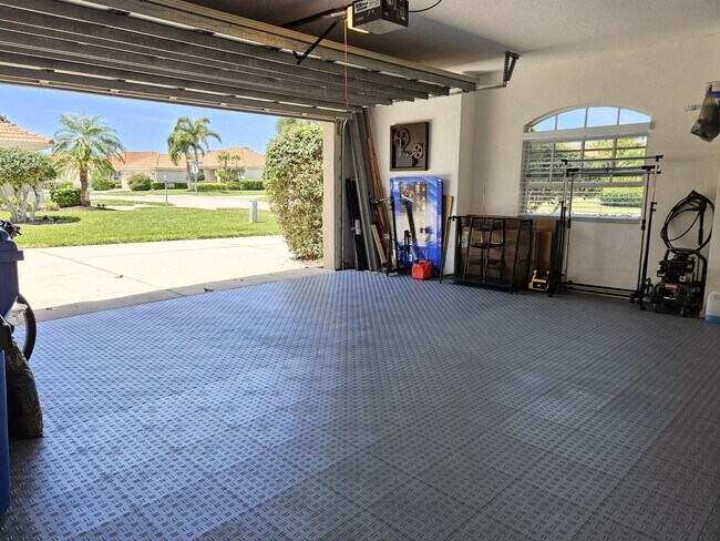 Building Photo - Seasonal Short-Term 3 Bedroom 2 Bathroom Heated Pool Home located in Venetian Club & River Club!