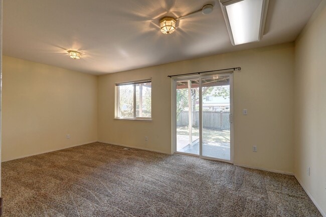 Building Photo - Immaculate, Sunny and Bright 4 Bedroom/2.5...