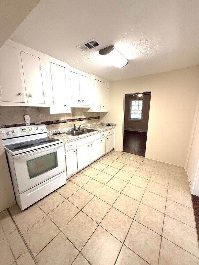 Building Photo - ** 3 bed 1 bath located in Dalraida ** Cal...