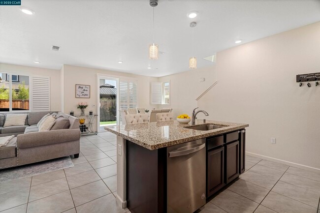Building Photo - 546 Avanti Way