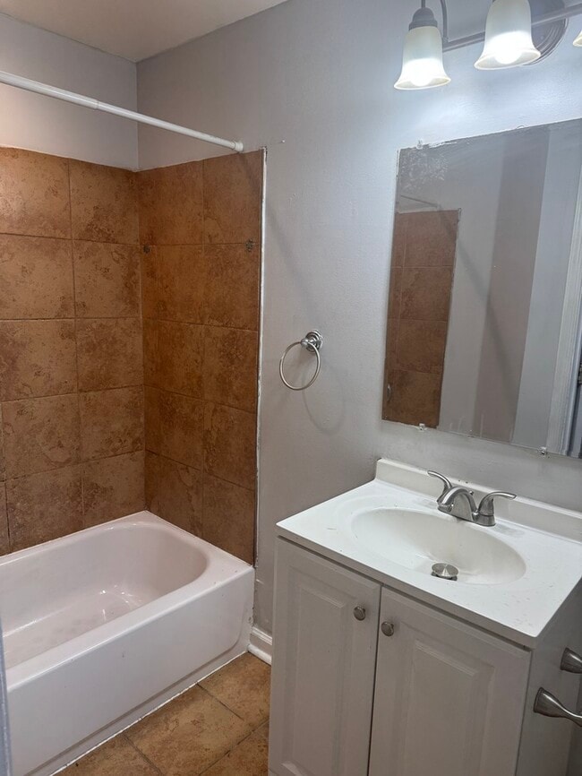 Building Photo - 2 bedrooms 2 bathrooms