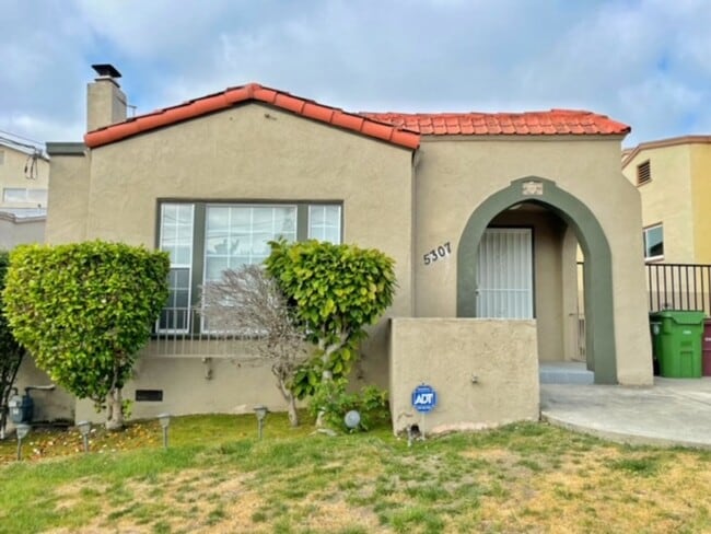 Building Photo - 3Bedrooms 2Baths In a Quiet Area W/Detached Garage/Hook Ups