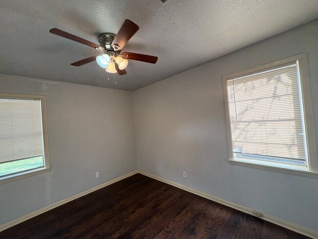 Building Photo - Gorgeous 3 bedroom/1 bath home with living...