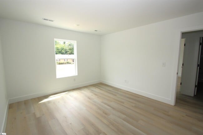 Building Photo - 402 Sierra Rd