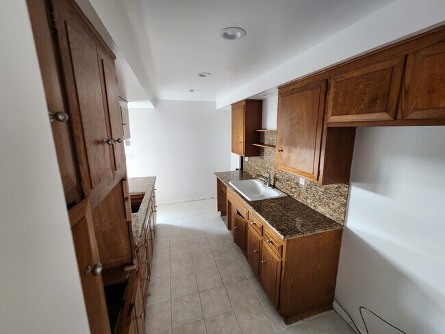 Building Photo - 702 N Paulina Ave