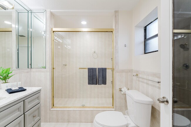 Building Photo - 1016 NE 26th Ave