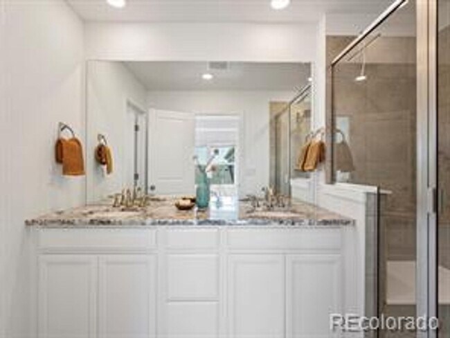 Building Photo - ***Beautiful 4 bed 3 bath nearly-new home ...