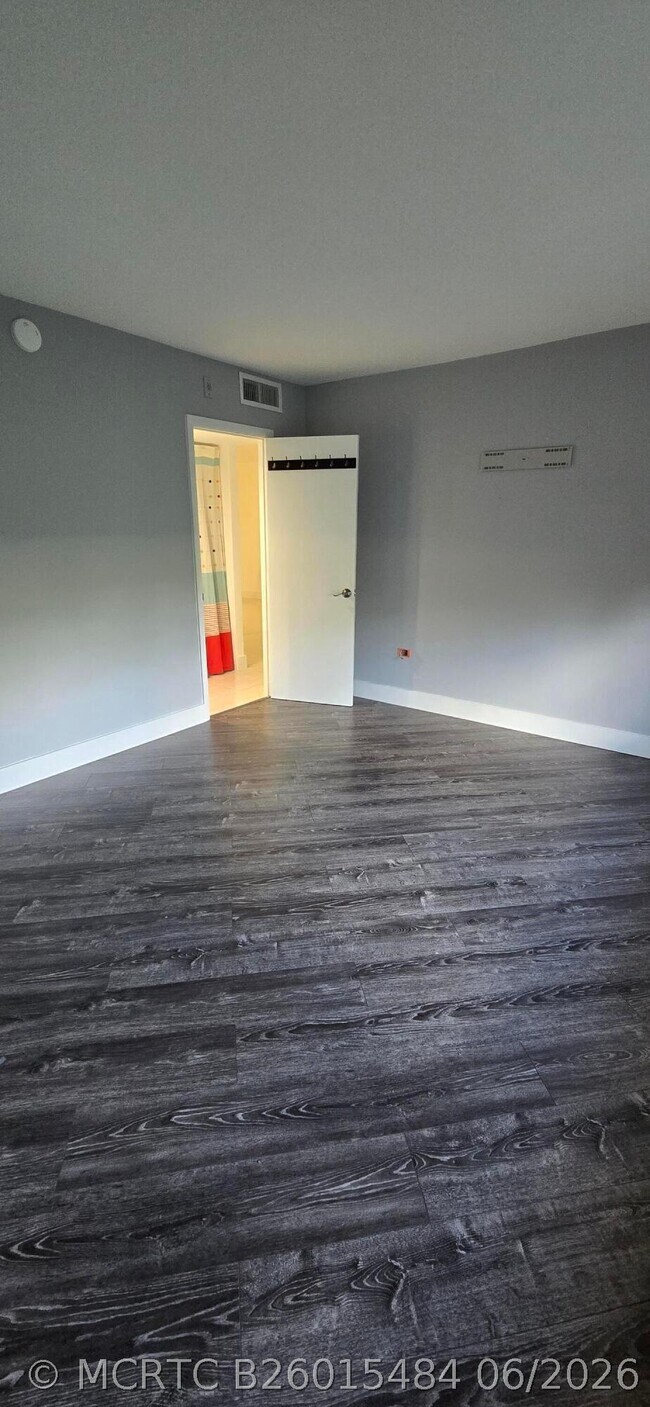 Building Photo - 3300 N Palm Aire Dr