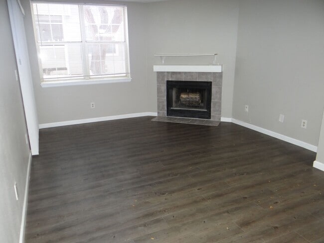 Building Photo - 1 bed 1 bath condo with 650 sf. off Jewell and Sheridan