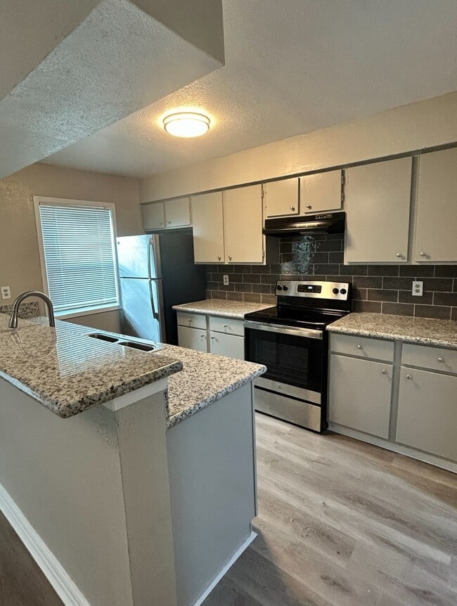 Building Photo - 3901 Woodchase Dr