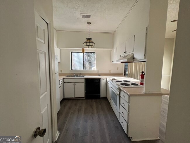 Building Photo - 7560 Taylor Rd