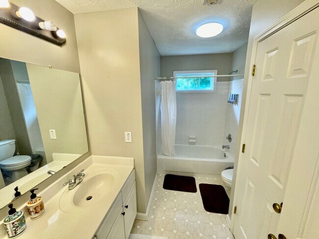 Building Photo - 2465 Lunetta Ln