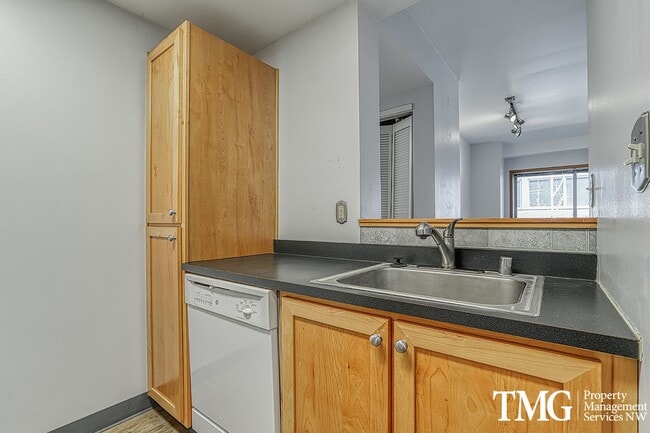 Building Photo - 2 Bed 2 Bath Downtown 3rd Floor Condo Wate...