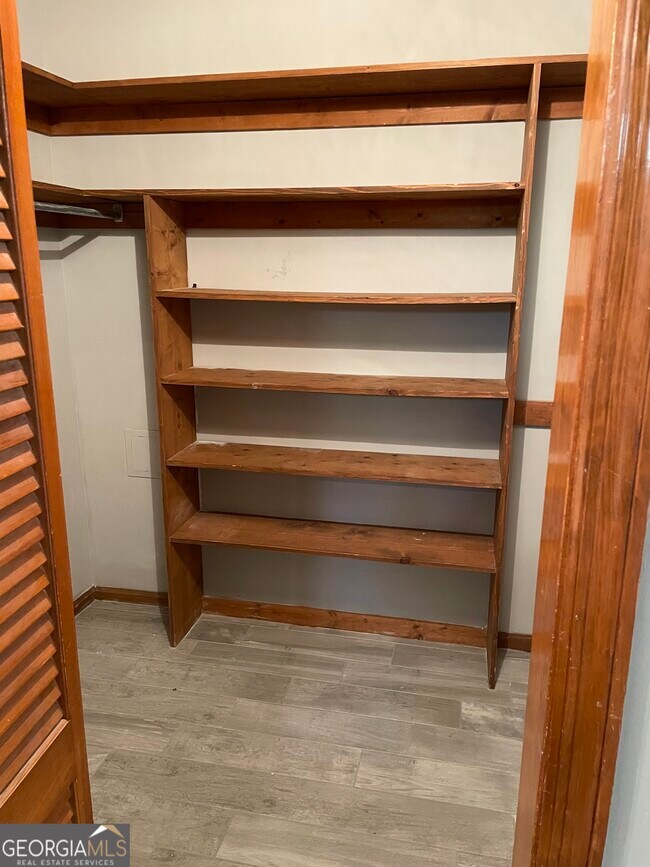 Building Photo - 211 N Woodvalley Dr