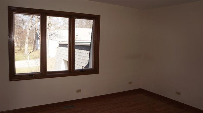 Building Photo - 326 Meadowrue Ln