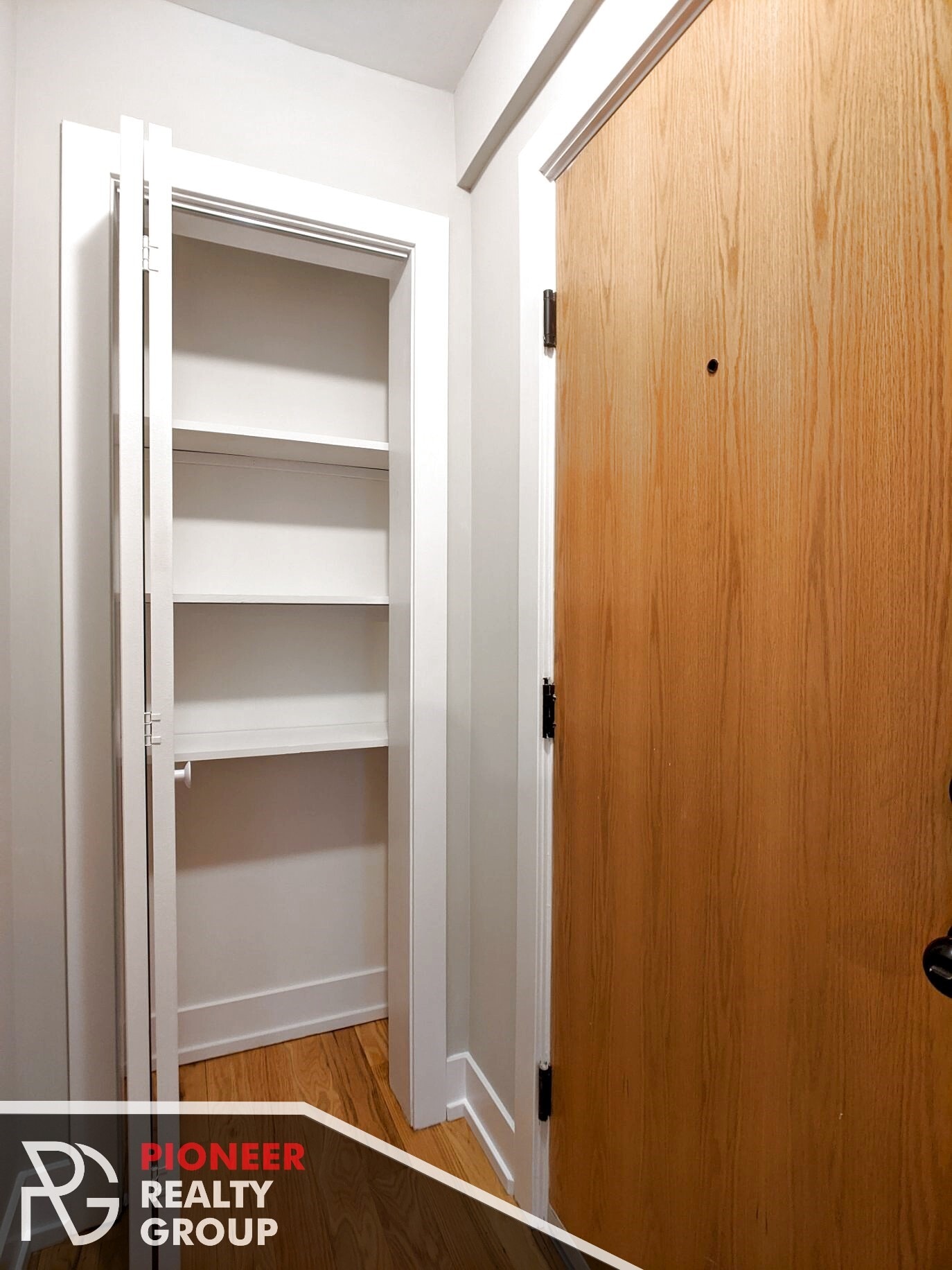 Building Photo - 429 W Roscoe St