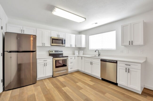 Building Photo - Newly Updated Pet Friendly 3 Bed - 2 Bath ...