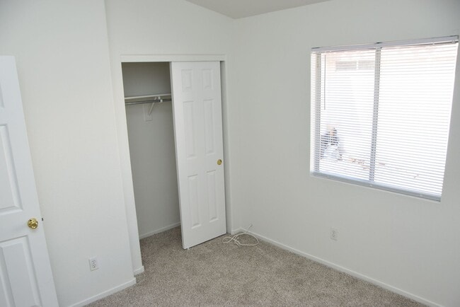 Building Photo - BEAUTIFUL 4 BEDROOM, 2 BATH SINGLE-STORY H...