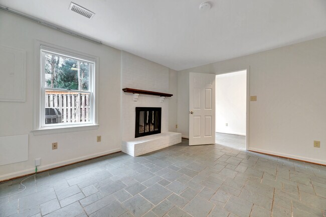 Building Photo - 1053 N George Mason Dr