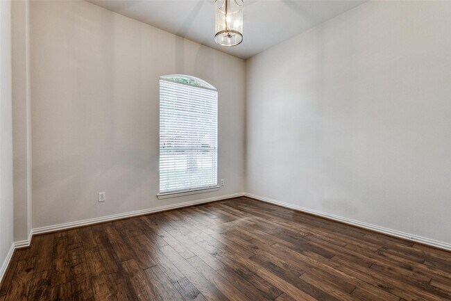 Building Photo - Located in a highly desirable neighborhood.