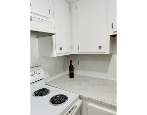 Building Photo - 451 School St