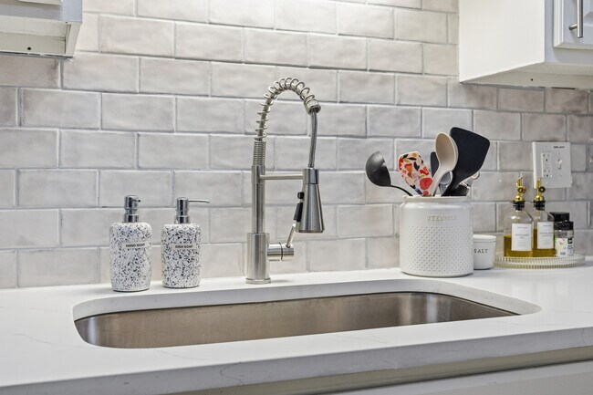 Building Photo - 808 Kendall Dr