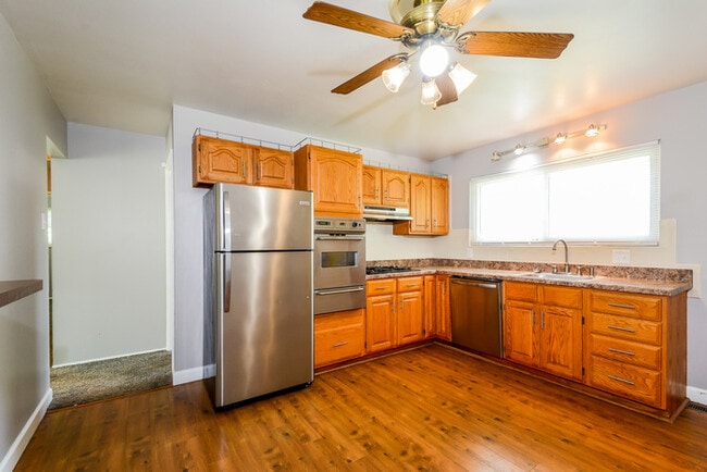 Building Photo - 455 Moule Dr