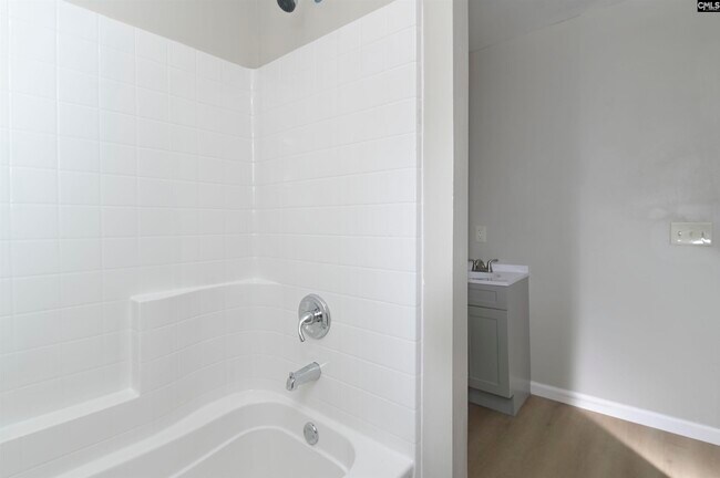 Building Photo - 706 Westside Dr