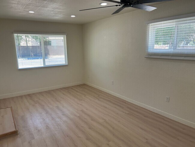 Building Photo - 2405 E Dortha Ave