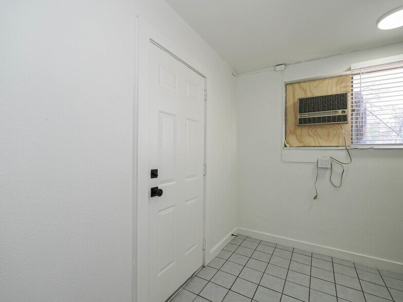 Building Photo - 843 Emeril Ave