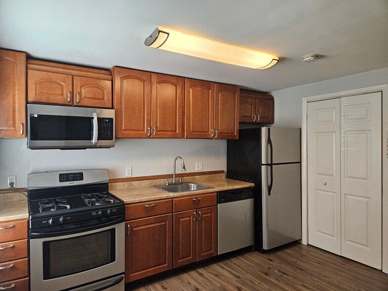 Building Photo - 1951 Dutch Village Dr