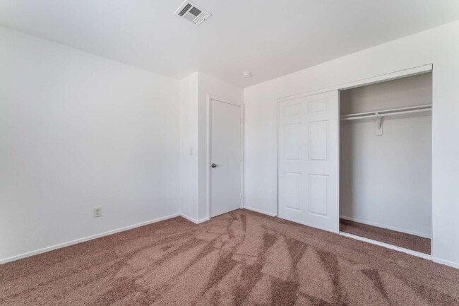 Building Photo - Move in now to this beautiful 2 story 3 bed 2.5 bath townhome near the Lakes area!