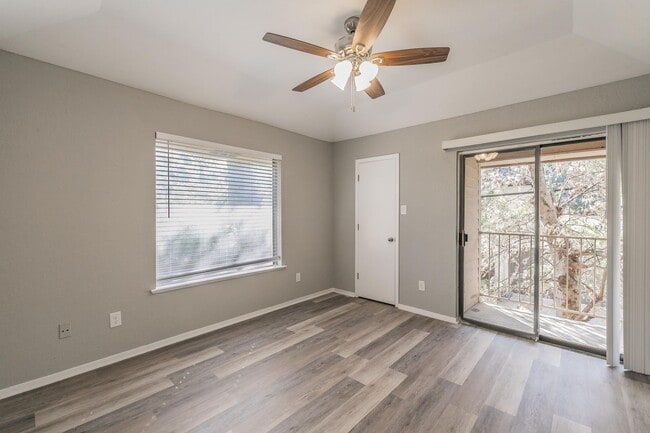 Building Photo - COMING SOON! FULLY REMODELED 2 bedroom, 2 ...